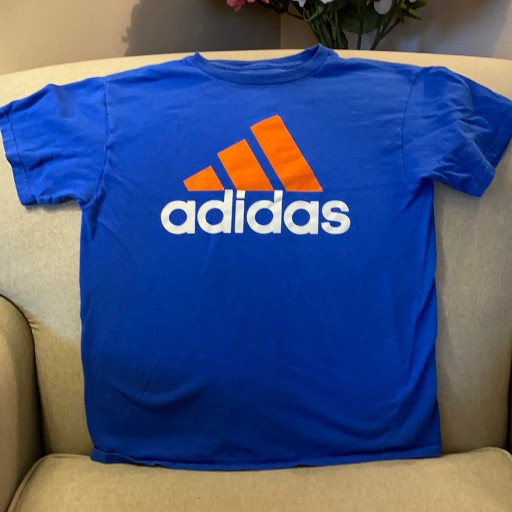 . ✨ Adidas t-shirt. Boys M (8-10). Will discount when bundled.